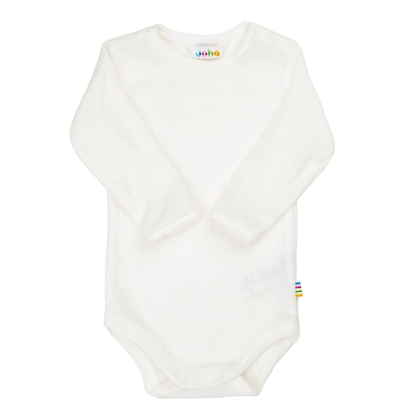 Witte Joha romper met lange mouwen, plat neergelegd op een witte achtergrond.