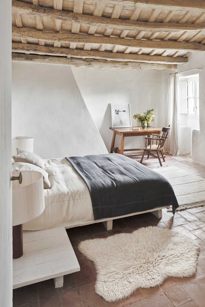 Sheep rug in bedroom 